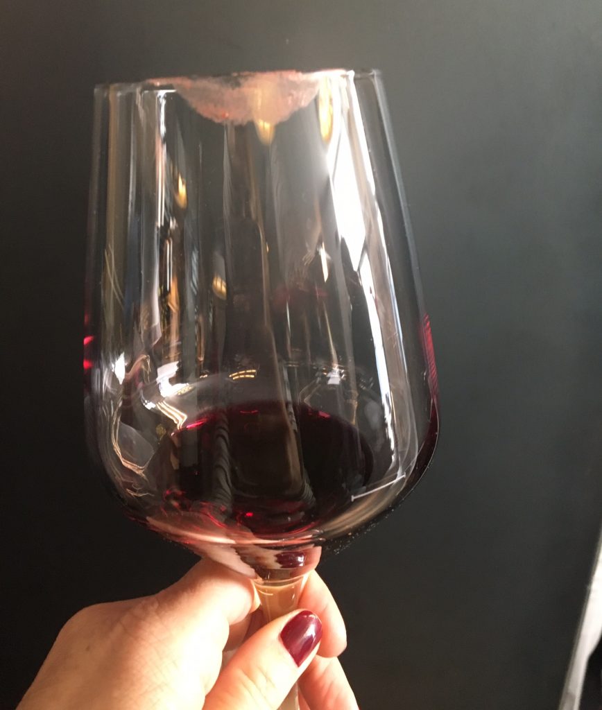 Bicchiere macchiato di rossetto